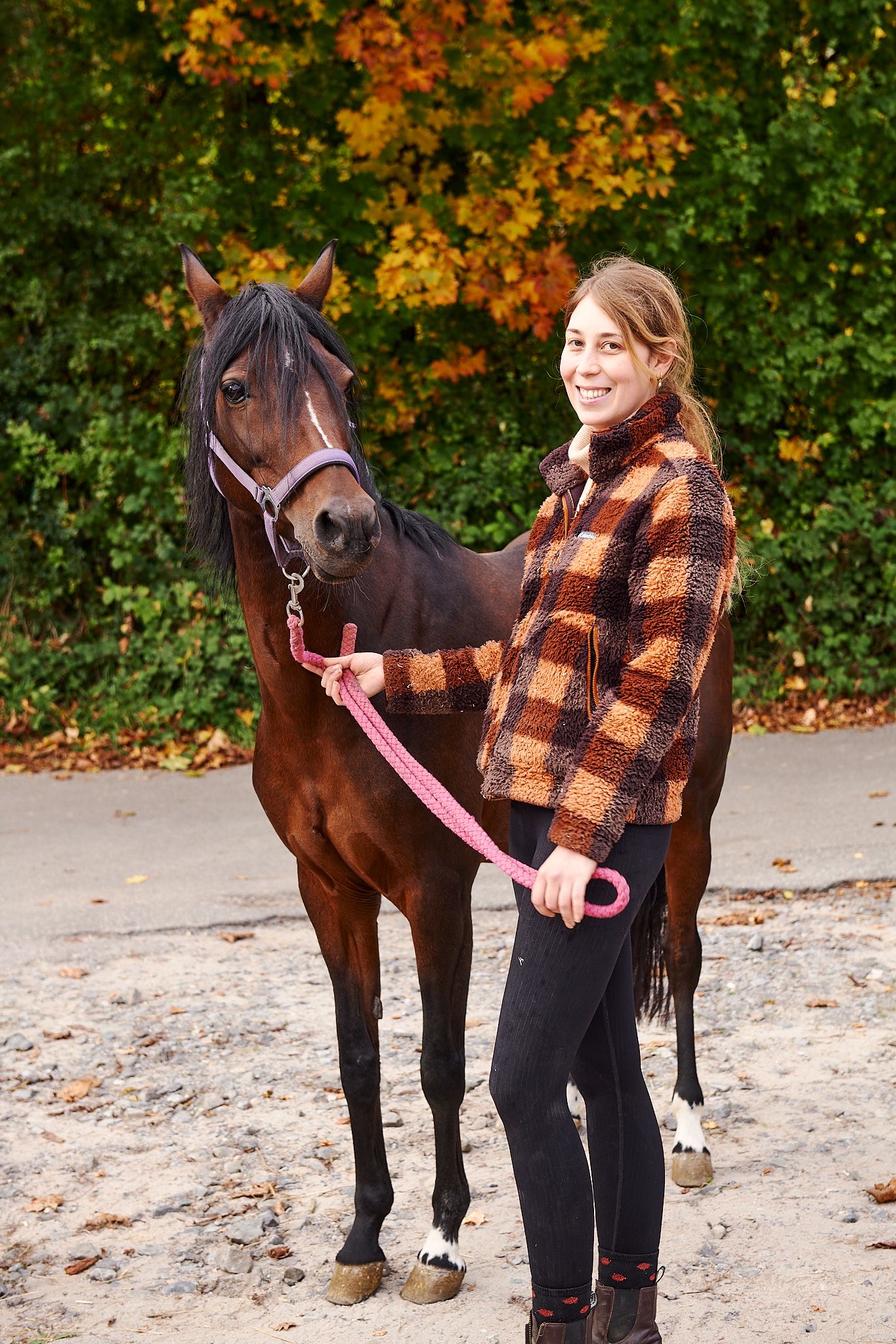 Anna-Lisa Spitz mit Schulpony Frau Honig im Herbstlicht